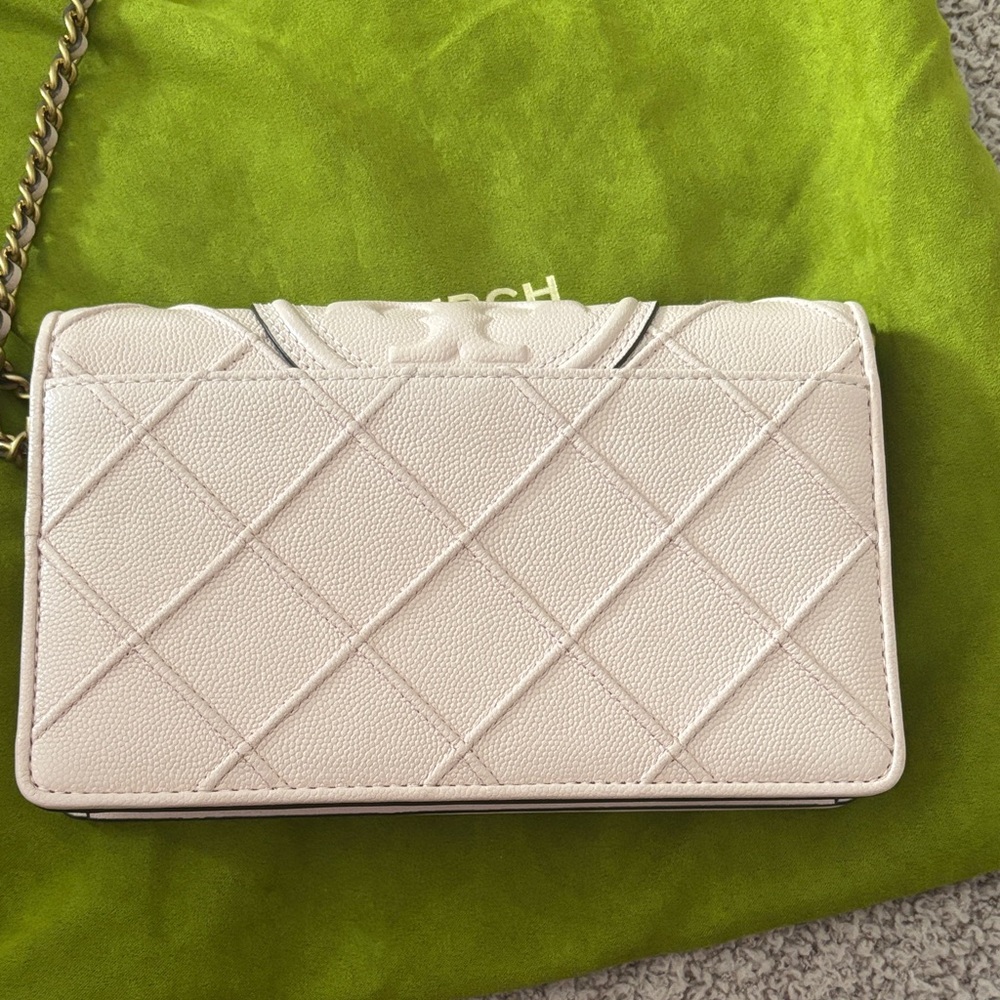 Tory Burch Quilted Crossbody Bag in Light Pink with Chain - LIKE NEW 💕 - Picture 5 of 9